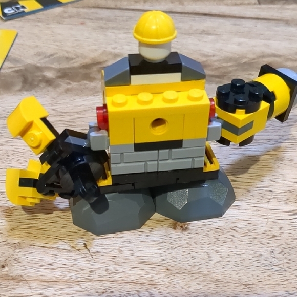 LEGO Mixels: 3 set Bundle - 41547 Wuzzo, 41547 Wuzzo, 41546 Forx - Picture 10 of 10